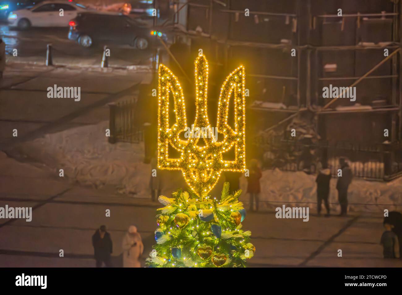 Stemma dell'Ucraina, decorazione di Capodanno. Decorato la vigilia di Capodanno in cima all'albero di Natale a Kiev. Albero di Natale e luci di notte Foto Stock