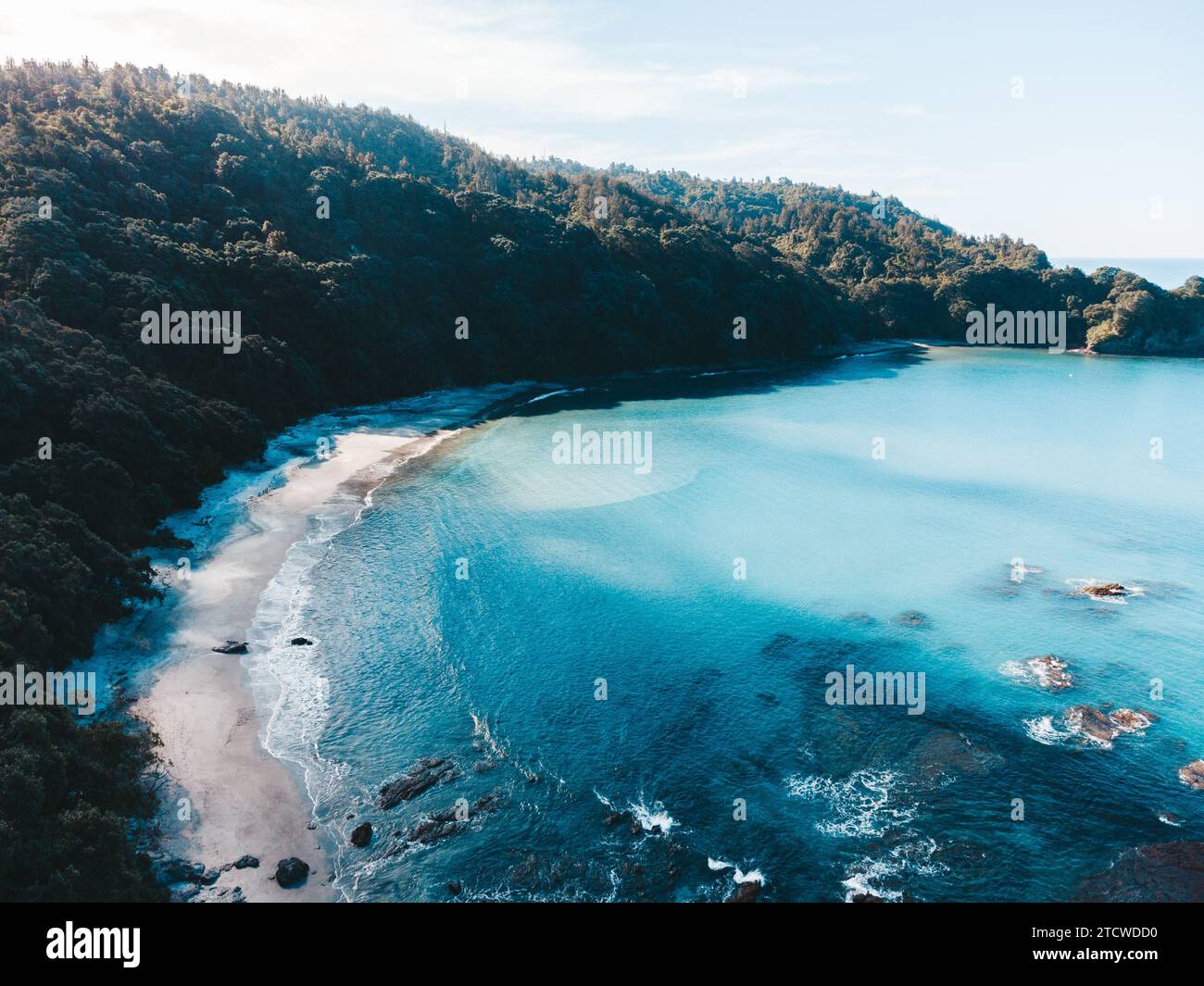 Foto di droni sopra la spiaggia di Ohope in nuova Zelanda che mostra spiagge, diverse formazioni rocciose, flora e fauna. Foto Stock