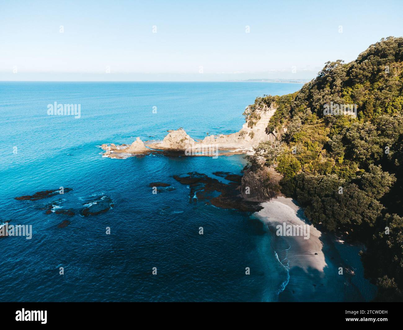 Foto di droni sopra la spiaggia di Ohope in nuova Zelanda che mostra spiagge, diverse formazioni rocciose, flora e fauna. Foto Stock