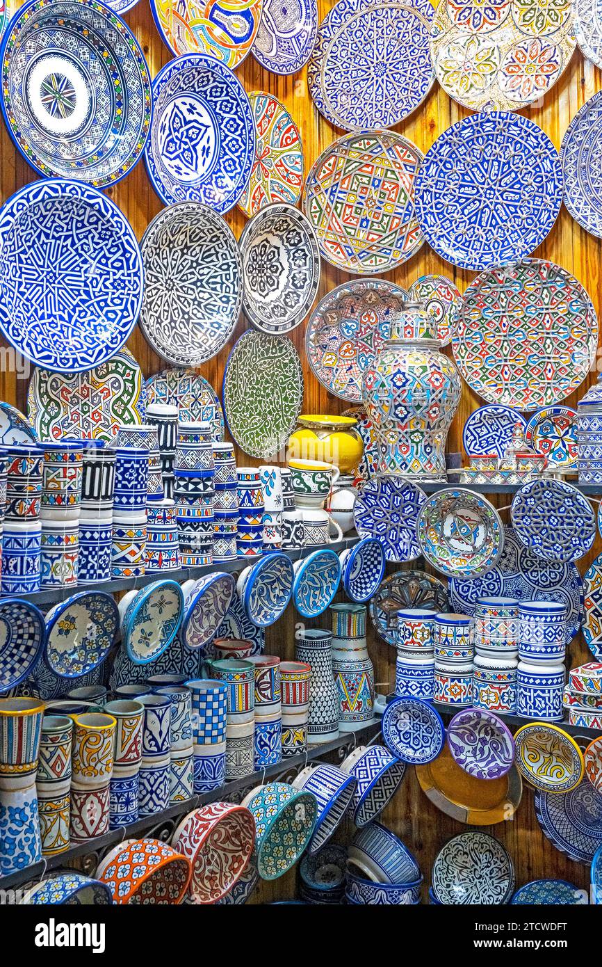 Ceramiche e ceramiche decorative e colorate in mostra nel negozio di souvenir nella medina della città di FES/Fez, Fez-Meknes, Marocco Foto Stock
