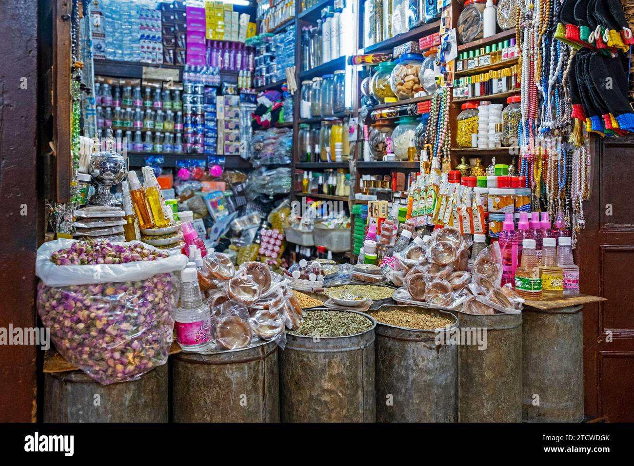 Piccolo negozio/negozio nella vecchia medina della città di FES/Fez, Fez-Meknes, Marocco Foto Stock