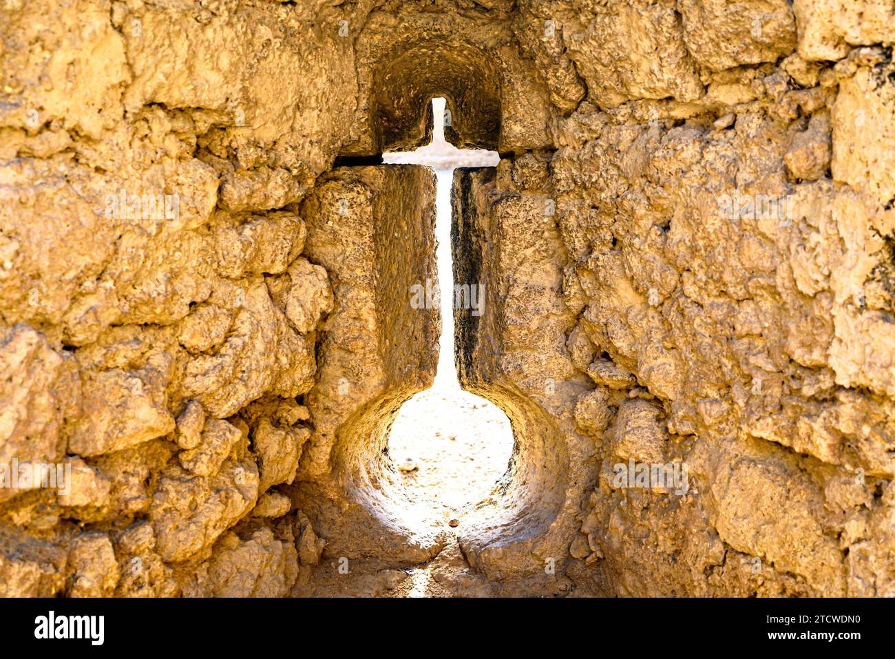 Alcala de Guadaira catle, laguna a forma di croce e sfera nelle mura del castello Foto Stock