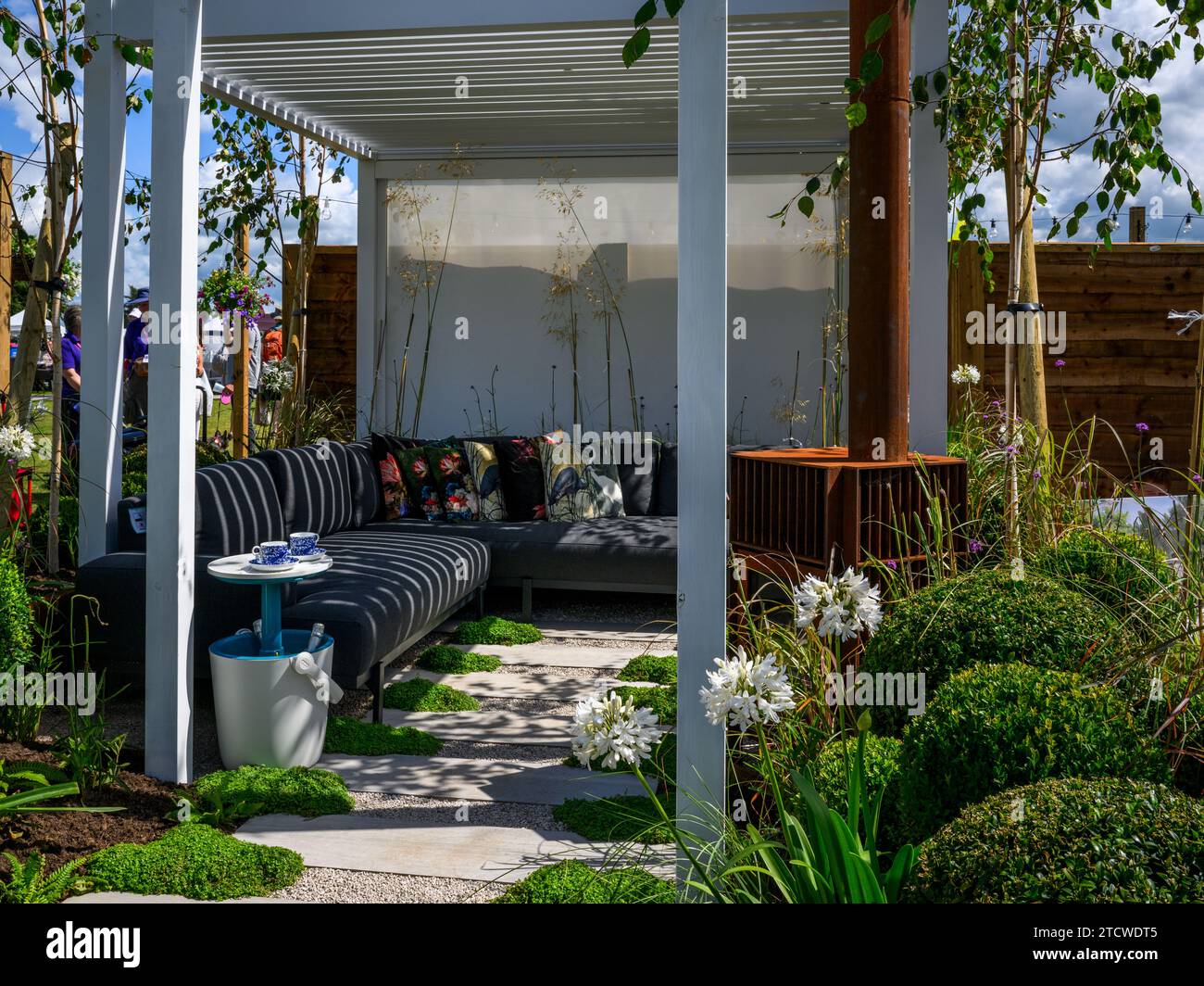 Terrace Retreat Garden (piccolo patio, divano ombreggiato per sedersi e rilassarsi, palle di buxus tagliate) - RHS Tatton Park Flower Show 2023, Cheshire, Inghilterra, Regno Unito. Foto Stock