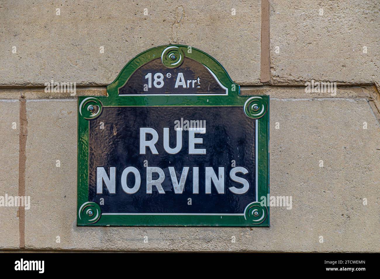 Un cartello blu di Rue Norvins a Montmartre nel 18° arrondissement di Parigi in Francia Foto Stock