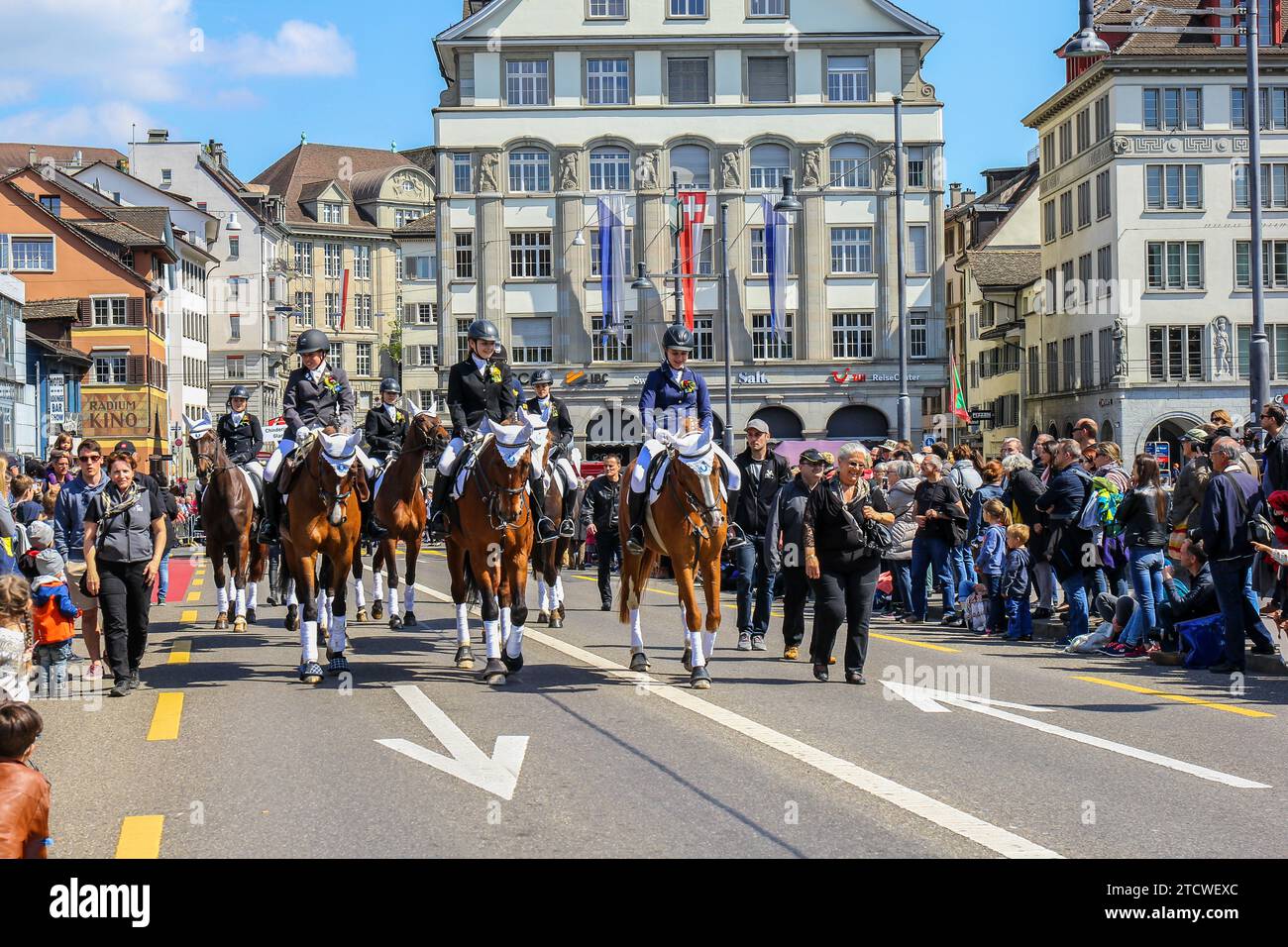 Zurigo, Svizzera - 23. 2017 aprile: Sfilata di Sechselauten. Sechselauten è una vacanza di primavera nella città di Zurigo per celebrare l'inverno e. Foto Stock