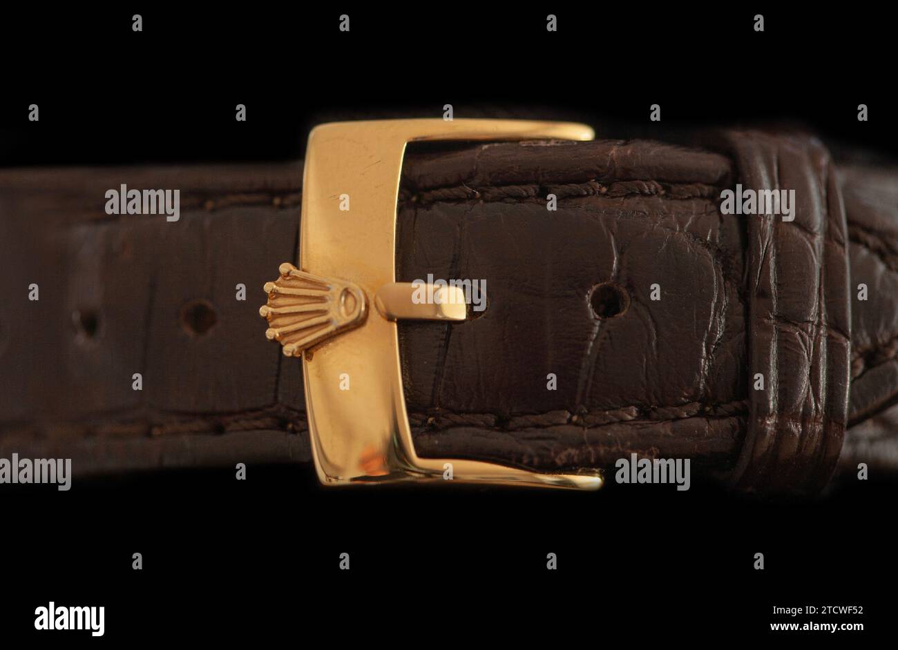 Cinturino da polso con logo Rolex dorato. Immagine ravvicinata isolata su sfondo nero. Copenhagen, Danimarca - 12 ottobre 2023. Foto Stock