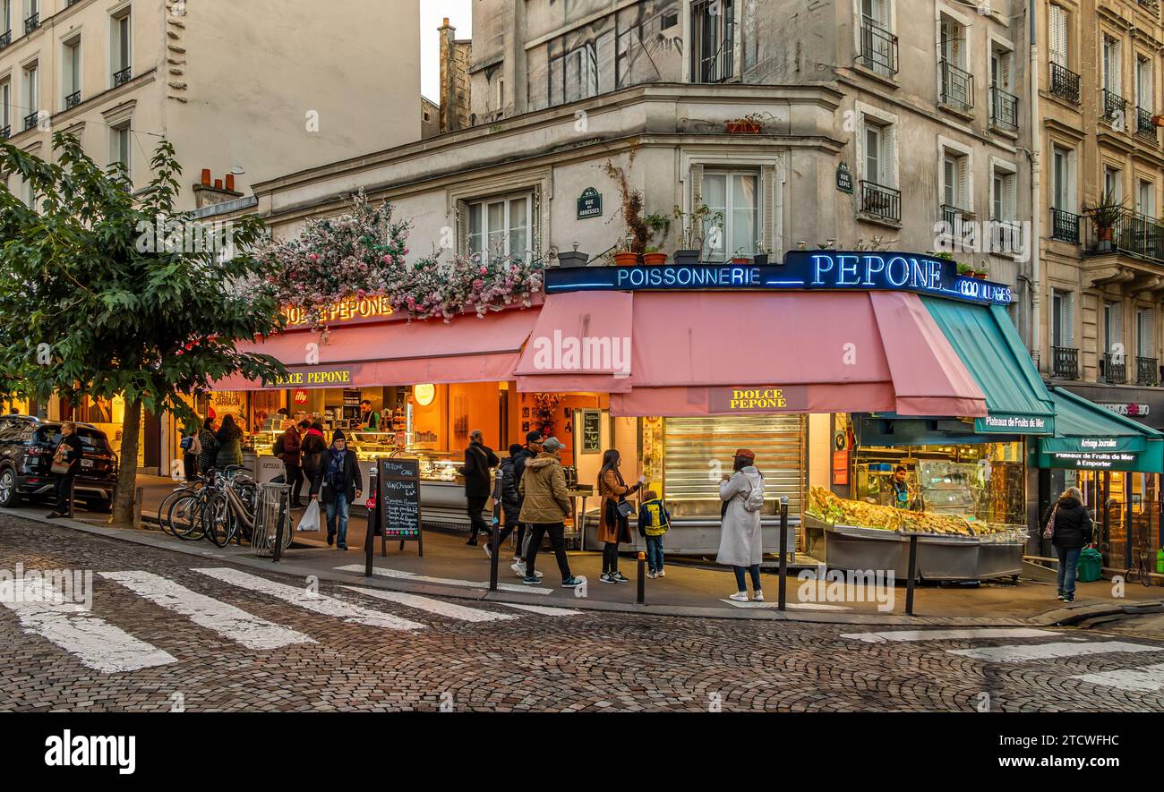 Dolce pepone un ristorante francese, caffetteria all'angolo tra Rue Lepic e Rue Abbessses nex per Poissonnerie Pepeone a Montmartre, Parigi, Francia Foto Stock