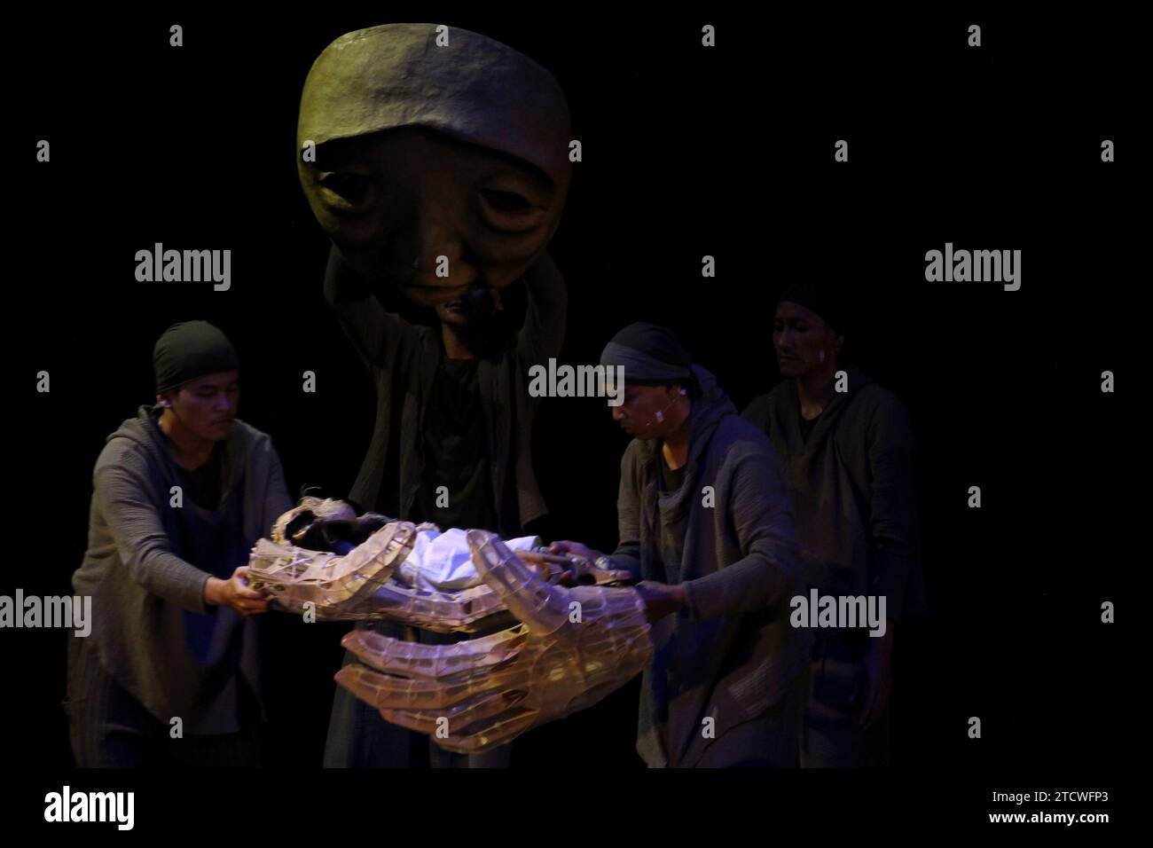 Bantul, Yogyakarta, Indonesia. 14 dicembre 2023. Gli artisti di Papermoon Puppet hanno messo in scena uno spettacolo teatrale di burattini intitolato "Stream of Memory" presso il laboratorio di arti dell'Istituto indonesiano delle arti (ISI), Bantul. "Stream of Memory" è un'opera che combina elementi di teatro burattino, danza, video mapping, musica e illuminazione, che raffigura la preoccupazione del Papermoon Puppet Theatre per i legami che gli esseri umani hanno l'uno con l'altro e con la natura. Ispirato dalle comunità che chiamano il fiume la loro casa, questo lavoro celebra l'energia vitale del legame uomo-natura. (Credito Imag Foto Stock