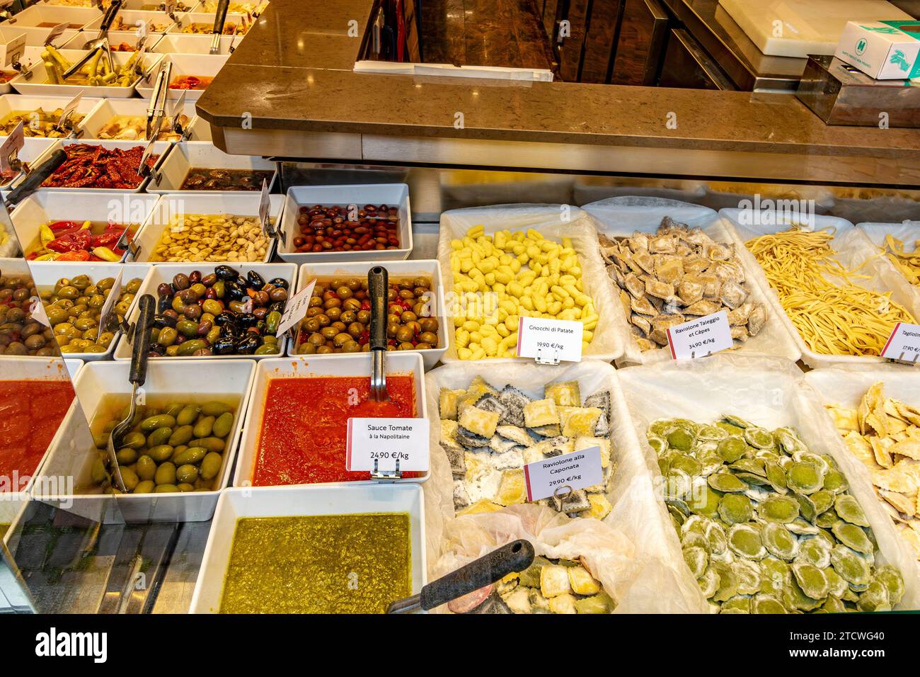 Pasta e olive fresche fatte a mano in vendita al Delizius, un negozio di alimentari italiano in Rue Mouffetard nel 5° arrondissement di Parigi, Francia Foto Stock