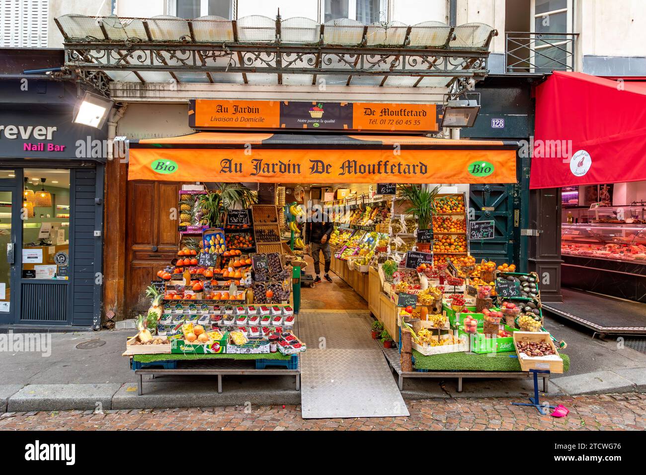 Au Jardin de Mouffetard un negozio di frutta e verdura in Rue Mouffetard nel 5° arrondissement di Parigi, Francia Foto Stock