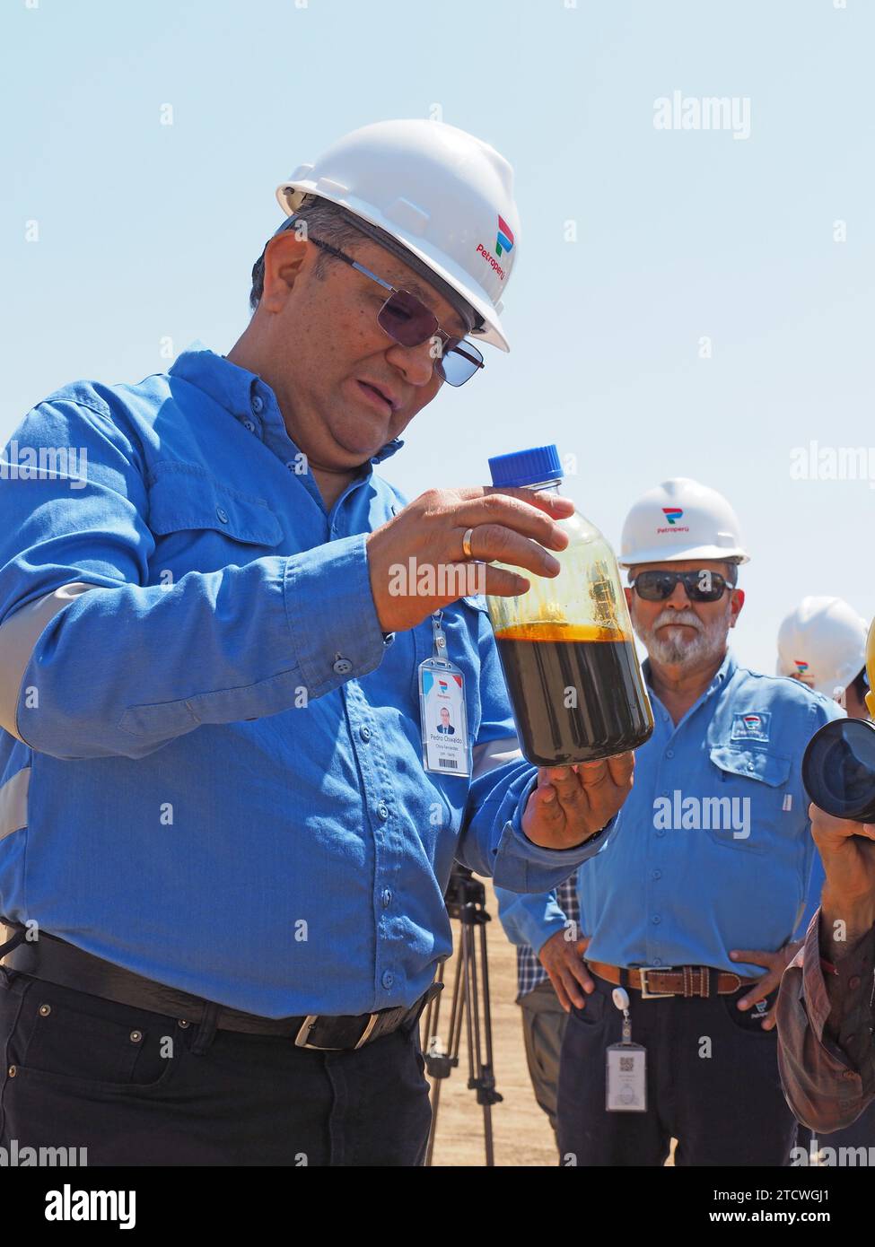 Pedro Chira, presidente della Petroperu, detiene un campione di petrolio greggio proveniente da un pozzo petrolifero che rifornisce gli impianti della raffineria New Talara, gestita dalla Petroperu, con la capacità di processare fino a 95.000 barili di petrolio al giorno e che è stato costruito ad un costo di oltre 5.000 milioni di dollari. Foto Stock
