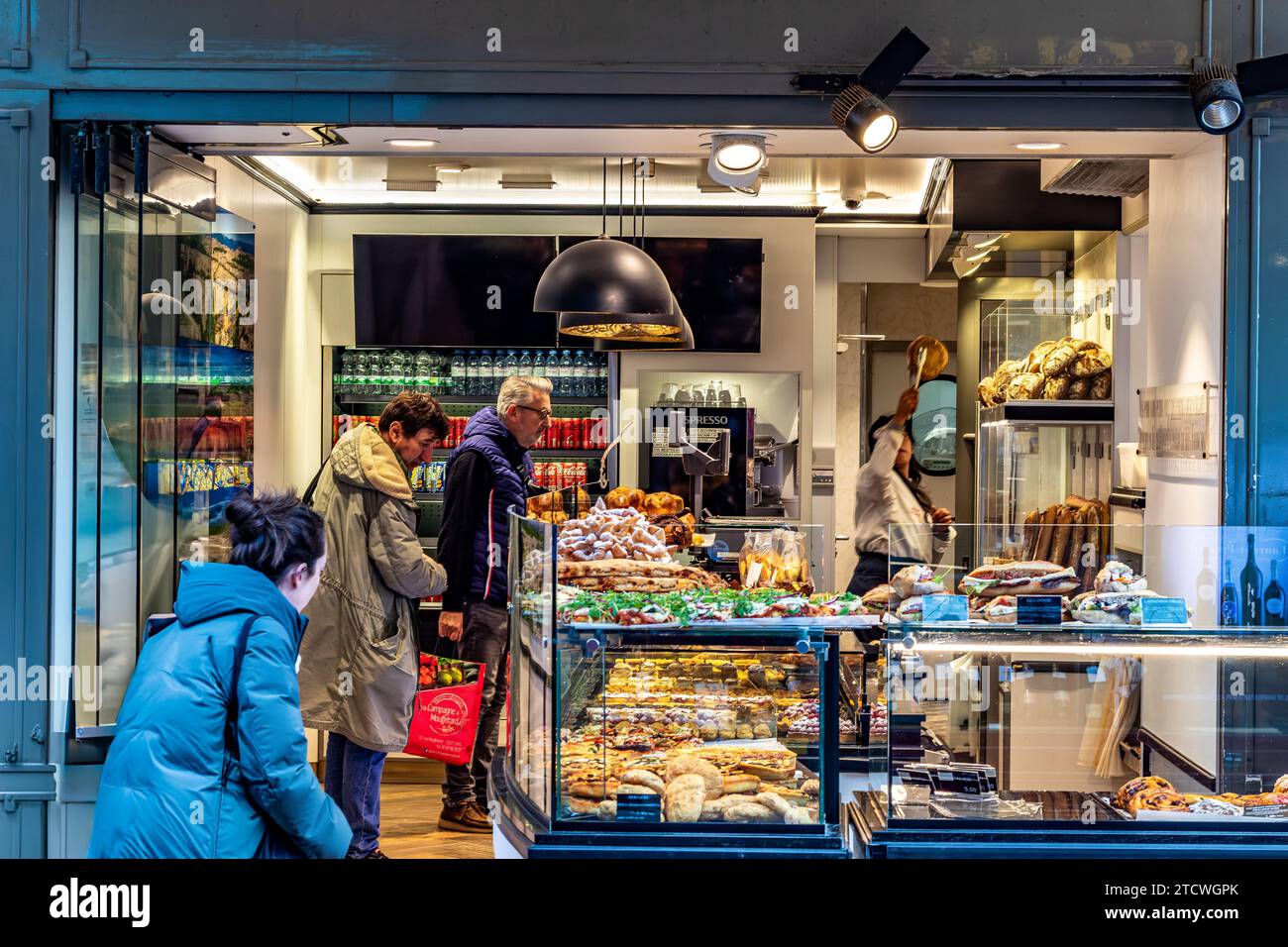Rue Mouffetard nel 5° arrondissement di Parigi, Francia Foto Stock