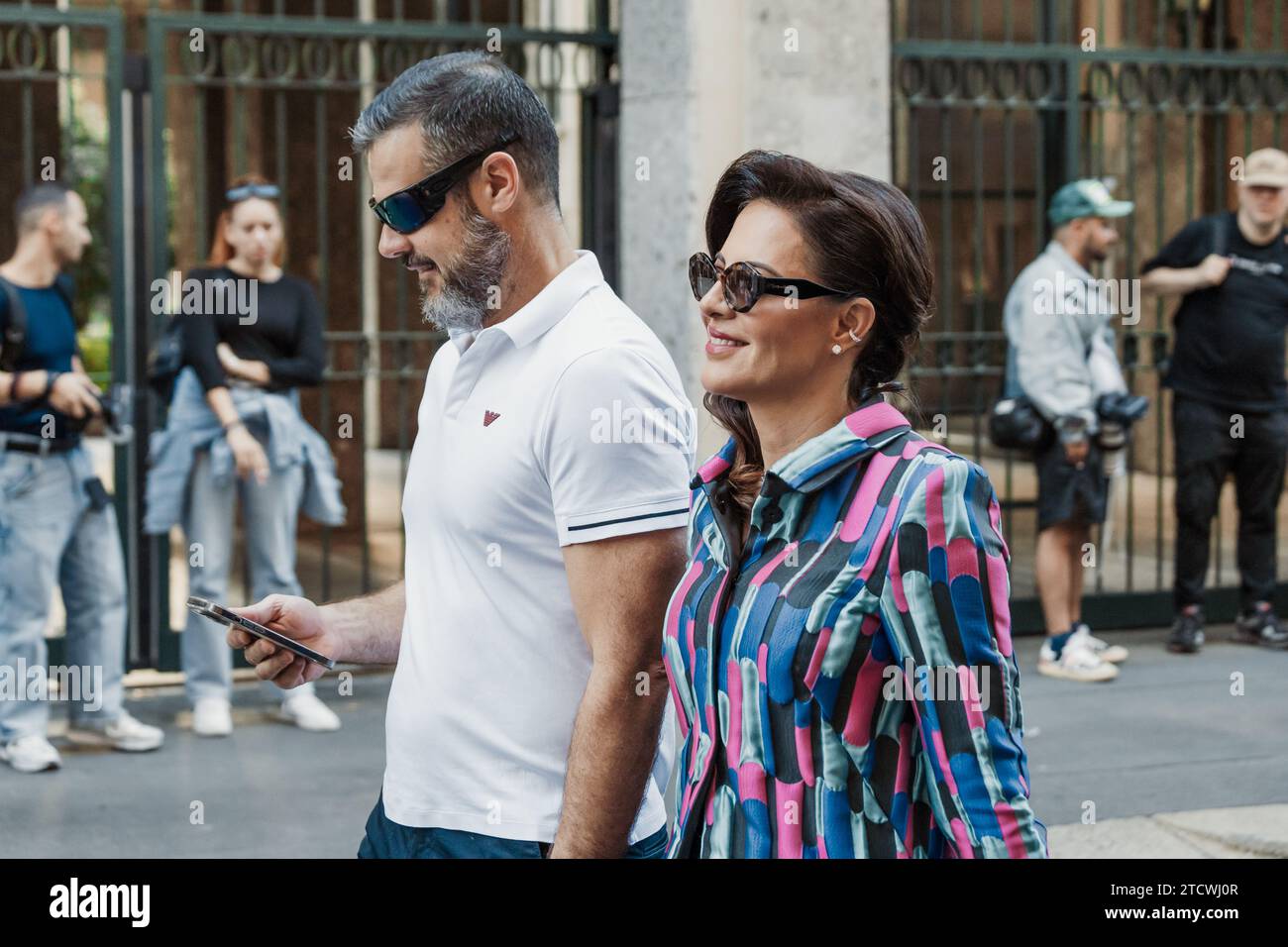 Gli ospiti fuori dalla mostra Giorgio Armani durante la settimana della moda di Milano Primavera/Estate 2024. Foto Stock