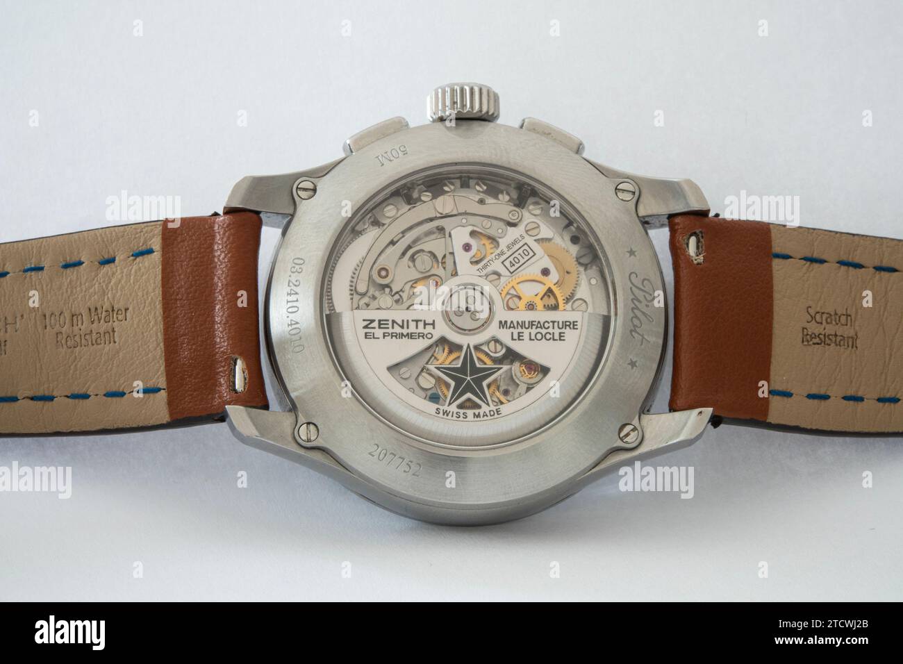 Retro dell'orologio da polso svizzero ZENITH con meccanismo interno con ingranaggi e dentini. Immagine isolata su sfondo bianco. Copenaghen, Danimarca - 20 settembre Foto Stock