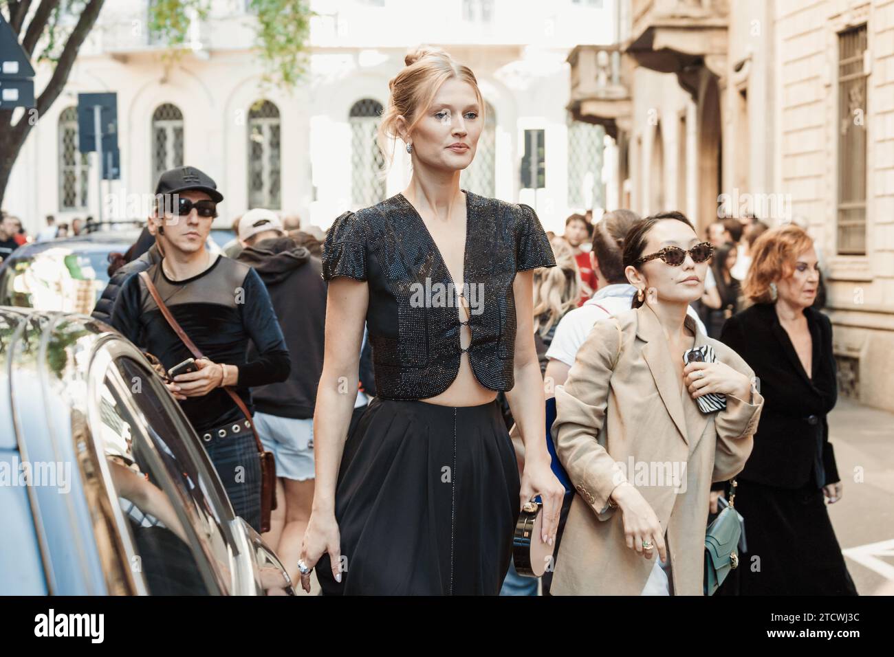 Toni Garrn all'esterno della mostra Giorgio Armani durante la settimana della moda milanese abbigliamento donna Primavera/Estate 2024. Foto Stock