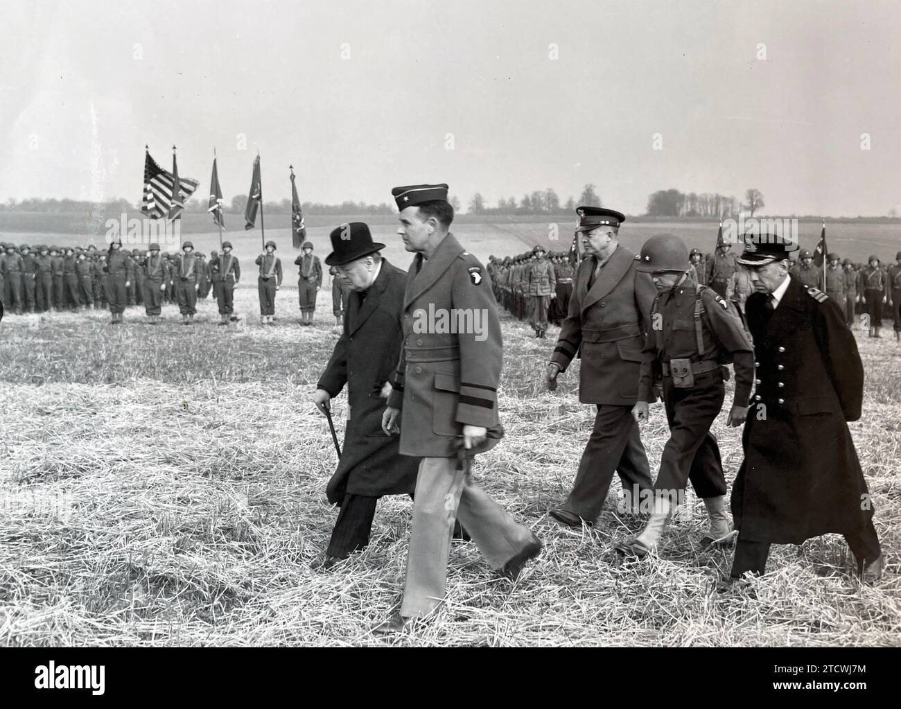 PREPARAZIONE DELL'OPERAZIONE OVERLORD 25 MARZO 1944. Da sinistra: Il primo ministro britannico Winston Churchill, i generali statunitensi Maxwell D. Taylor, Dwight D. Eisenhower, Don F. Pratt e l'ammiraglio britannico Bertram Ramsay durante un'ispezione delle forze statunitensi a Greenham Common, Newbury, Inghilterra. Foto Stock