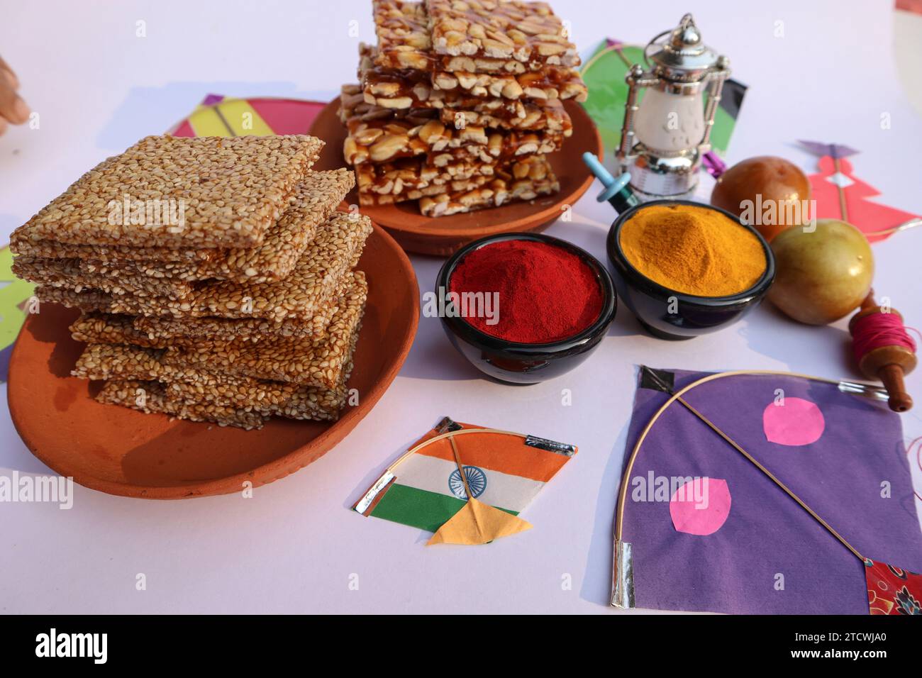 Peanut chikki o Moongphali chikki noti come Peanut jaggery brittles o cracker prodotti durante l'inverno in India e Pakistan Foto Stock