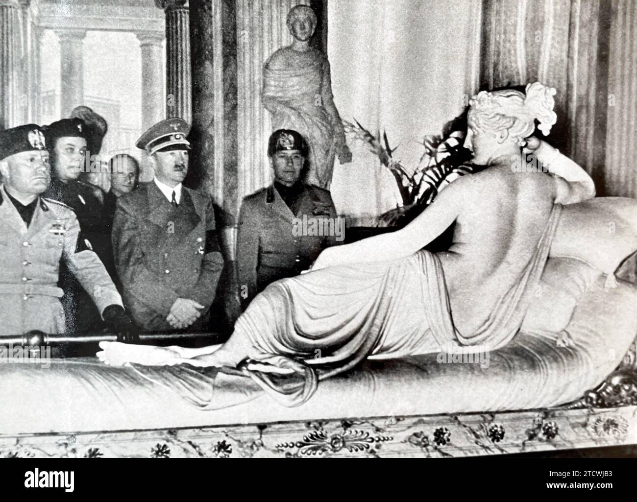 ADOLF HITLER a destra con Benito Mussolini alla Galleria Borghese di Roma nel 1938, con la statua di Paolina Bonaparte Foto Stock