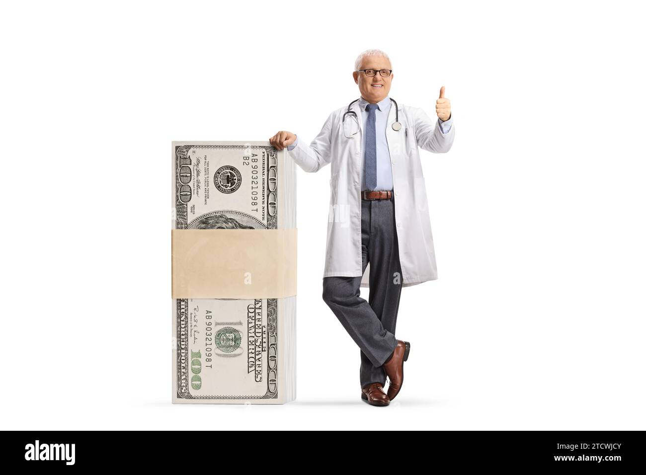Medico di sesso maschile appoggiato su una pila di soldi e con i pollici che gestiscono isolati su sfondo bianco Foto Stock