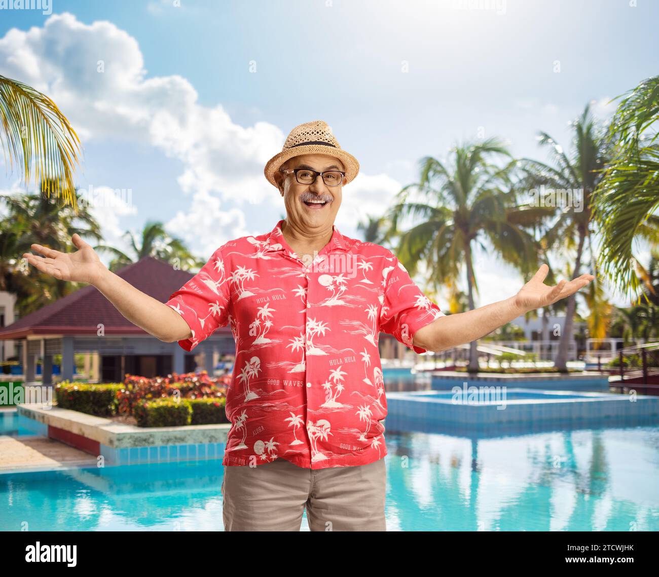 Uomo maturo che si gode una vacanza estiva in piscina Foto Stock