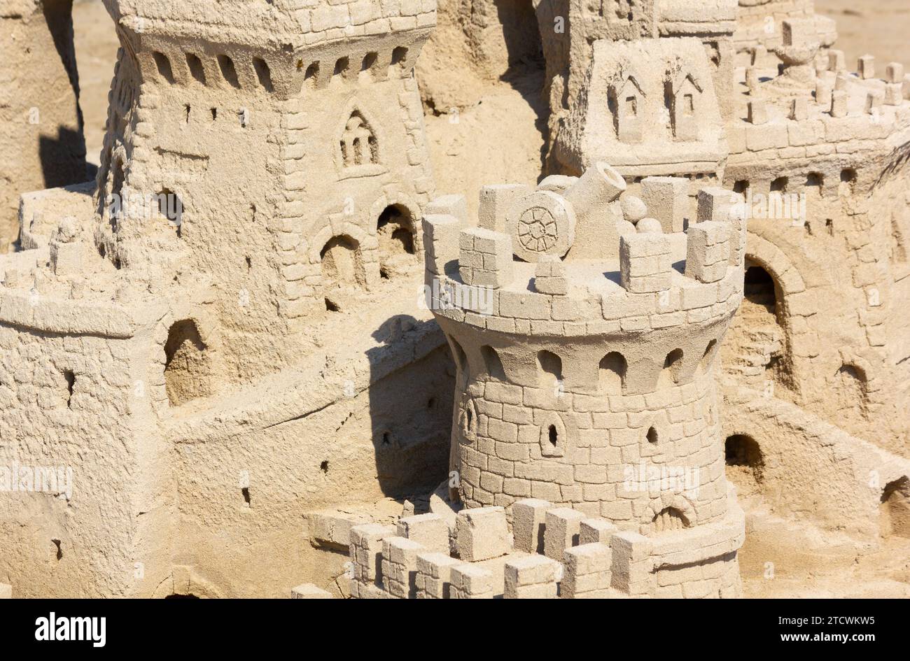 Primo piano di un complesso e dettagliato castello di sabbia su una spiaggia Foto Stock