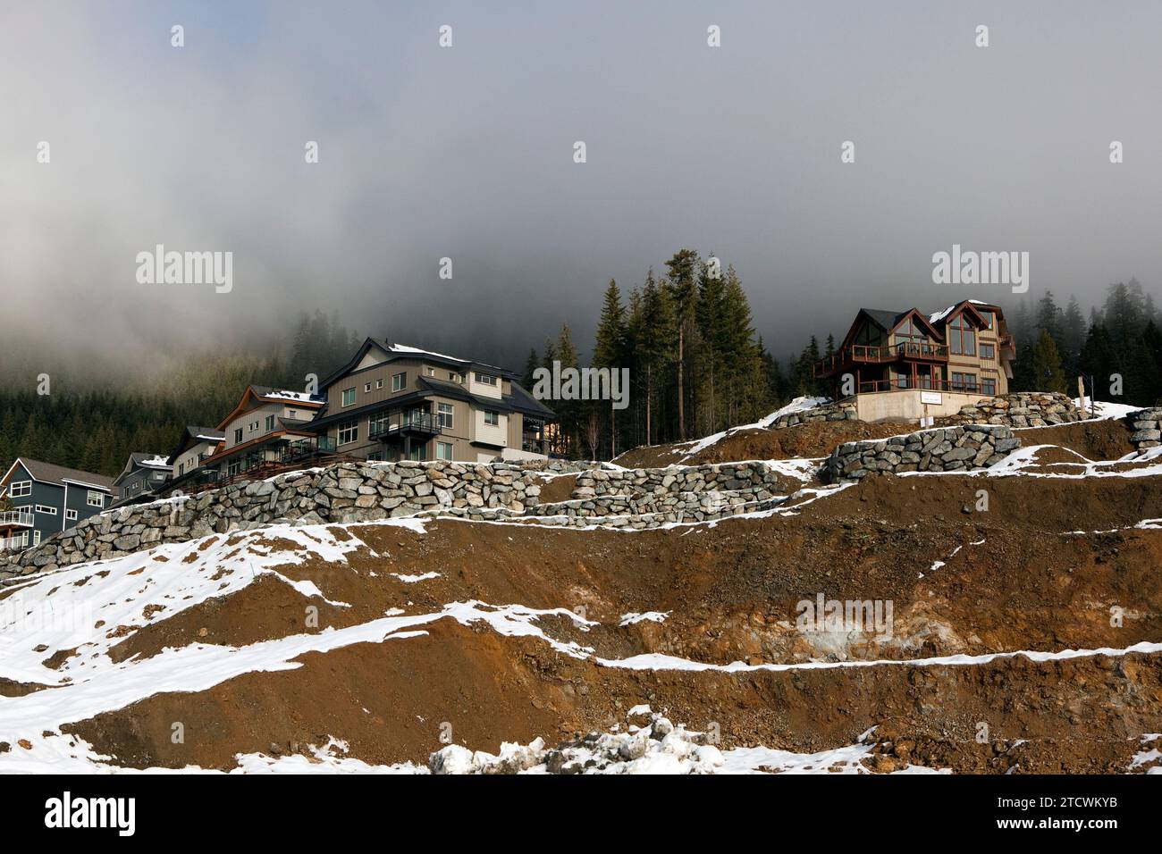 Nuove case e sgomberato lotti non sviluppati in una nuova suddivisione sul versante inferiore di Rainbow Mountain, Whistler Blackcomb, British Columbia, Canada. Foto Stock