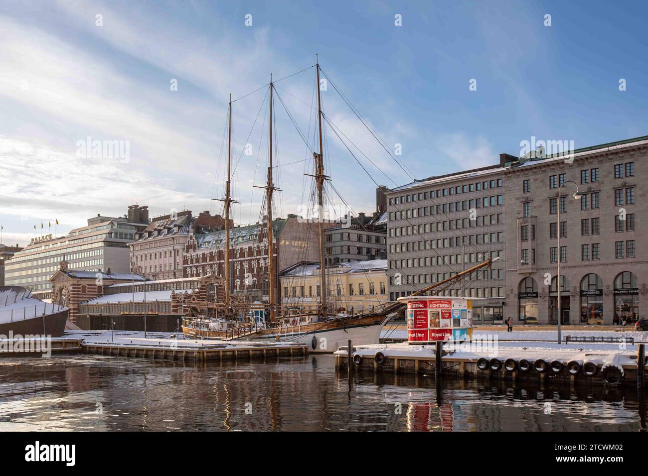 Eteläsatama o South Harbor in una soleggiata giornata di dicembre a Helsinki, Finlandia Foto Stock