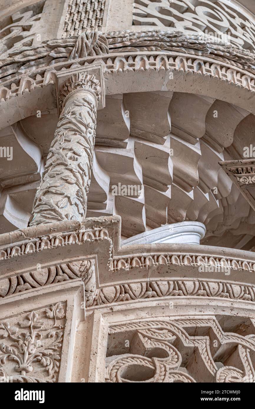 L'elaborato jubé in pietra scolpita, o schermo a corda all'interno della chiesa di Saint-Étienne-du-Mont, una delle chiese più belle di Parigi, in Francia Foto Stock