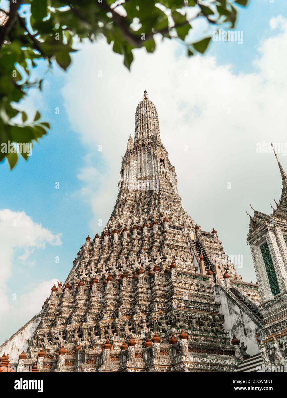 Wat Arun stupa il Tempio dell'Alba o Wat Arun Ratchawararam Ratchawaramahawihan, la splendida architettura antica simbolo di Bangkok accanto a Chao Foto Stock