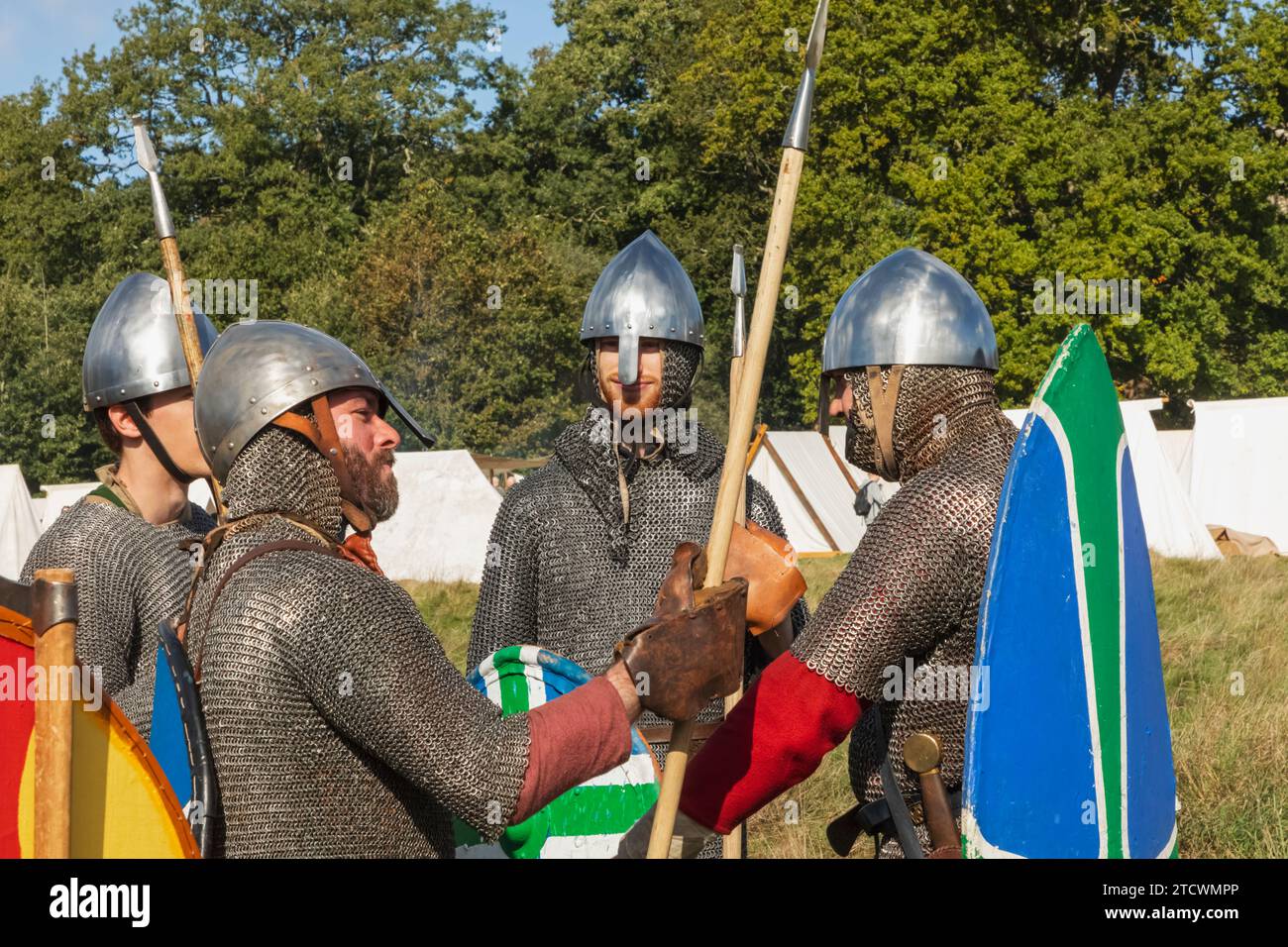 England, East Sussex, Battle, The Annual October Battle of Hastings Re-Enactment Festival, Group of Warriors Dressed in Medieval Armour Foto Stock