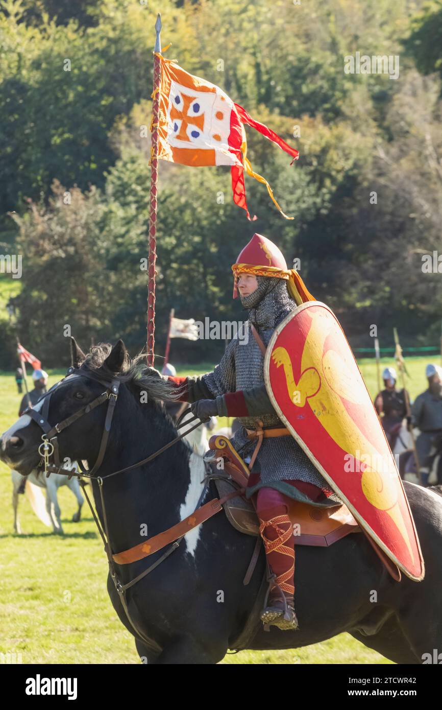 England, East Sussex, Battle, The Annual October Battle of Hastings Re-Enactment Festival, Norman Knight on Horseback Dressed in Medieval Armour Foto Stock