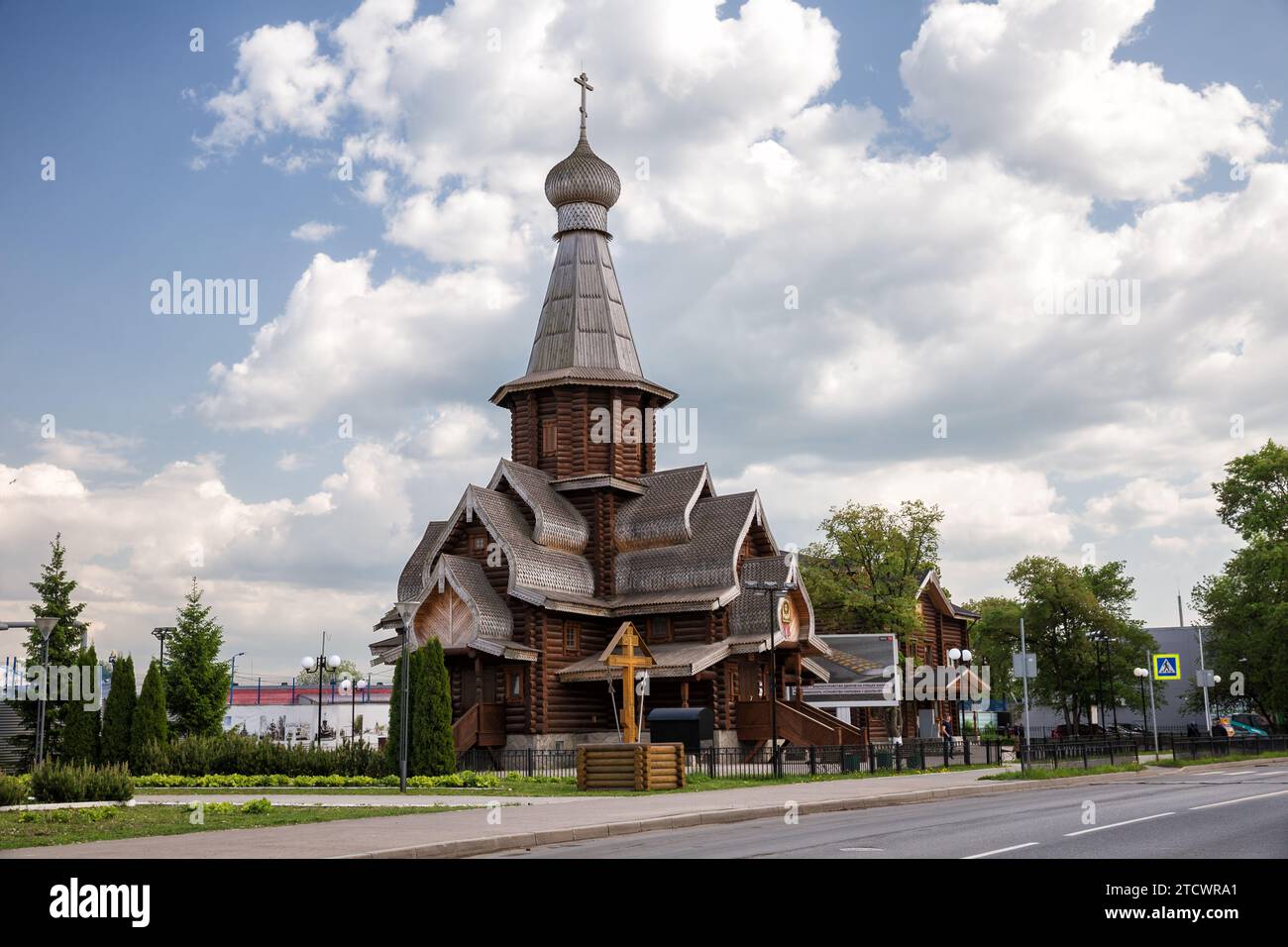 Volkhov, regione di Leningrado, Russia - 25 maggio 2023: Bellissimo tempio in legno, Cattedrale di San Andrea Apostolo Foto Stock