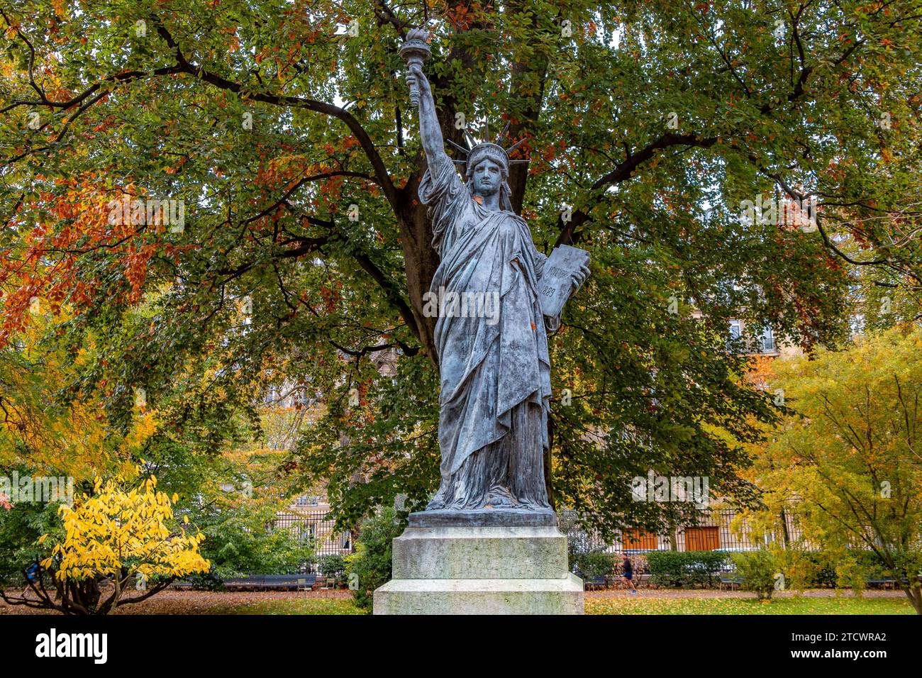 Un modello in scala in bronzo della Statua della libertà nascosto sul lato ovest dei Giardini del Lussemburgo, Parigi, Francia Foto Stock
