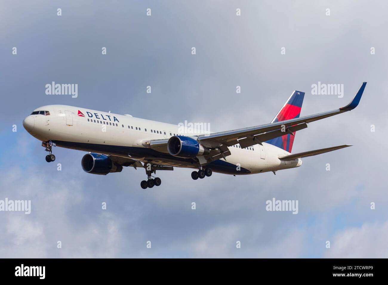 Delta Airlines Boeing 767 in arrivo all'aeroporto di Edimburgo, Scozia - (Edinburgh EGPH) Foto Stock