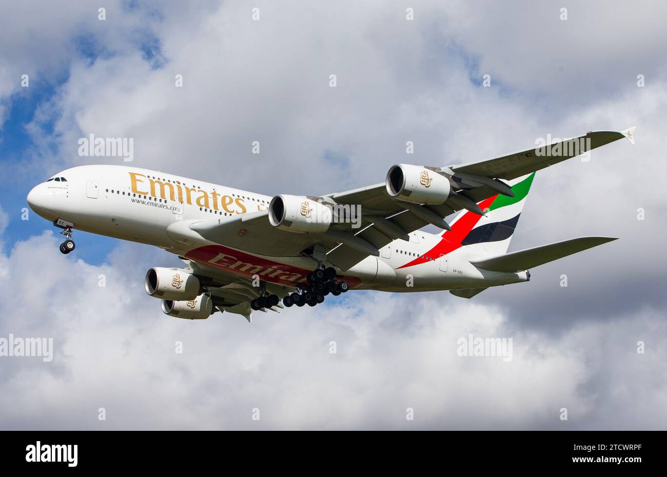 Emirates Airbus A380 in arrivo all'aeroporto di Glasgow Glasgow, Scozia - 11 aprile 2023 (Glasgow EGPF) Foto Stock