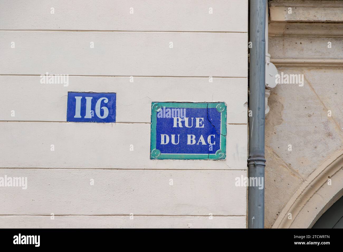 Un cartello blu per Rue du Bac a Parigi, Francia Foto Stock