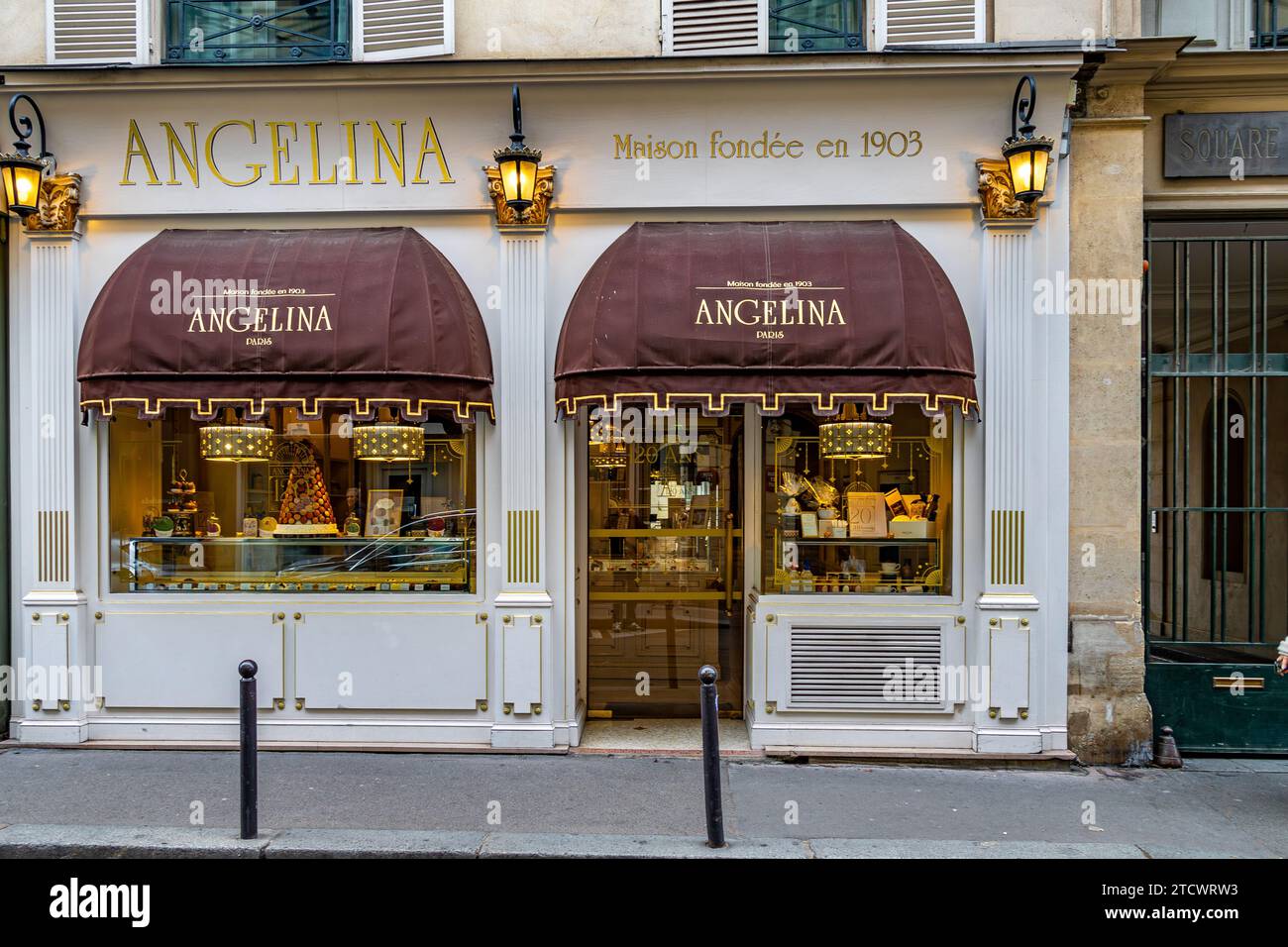 Boutique Angelina, cioccolateria e pasticceria, che serve anche ottima cioccolata calda in Rue Du Bac, nel 7° arrondissement di Parigi, Francia Foto Stock