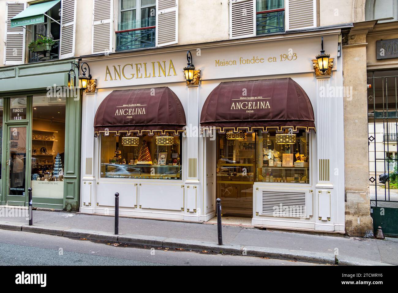 Boutique Angelina, cioccolateria e pasticceria, che serve anche ottima cioccolata calda in Rue Du Bac, nel 7° arrondissement di Parigi, Francia Foto Stock