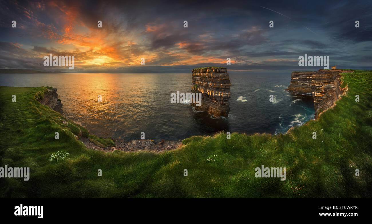 Downpatrick Head è una scogliera situata sulla Wild Atlantic Way nella contea di Mayo, in Irlanda Foto Stock
