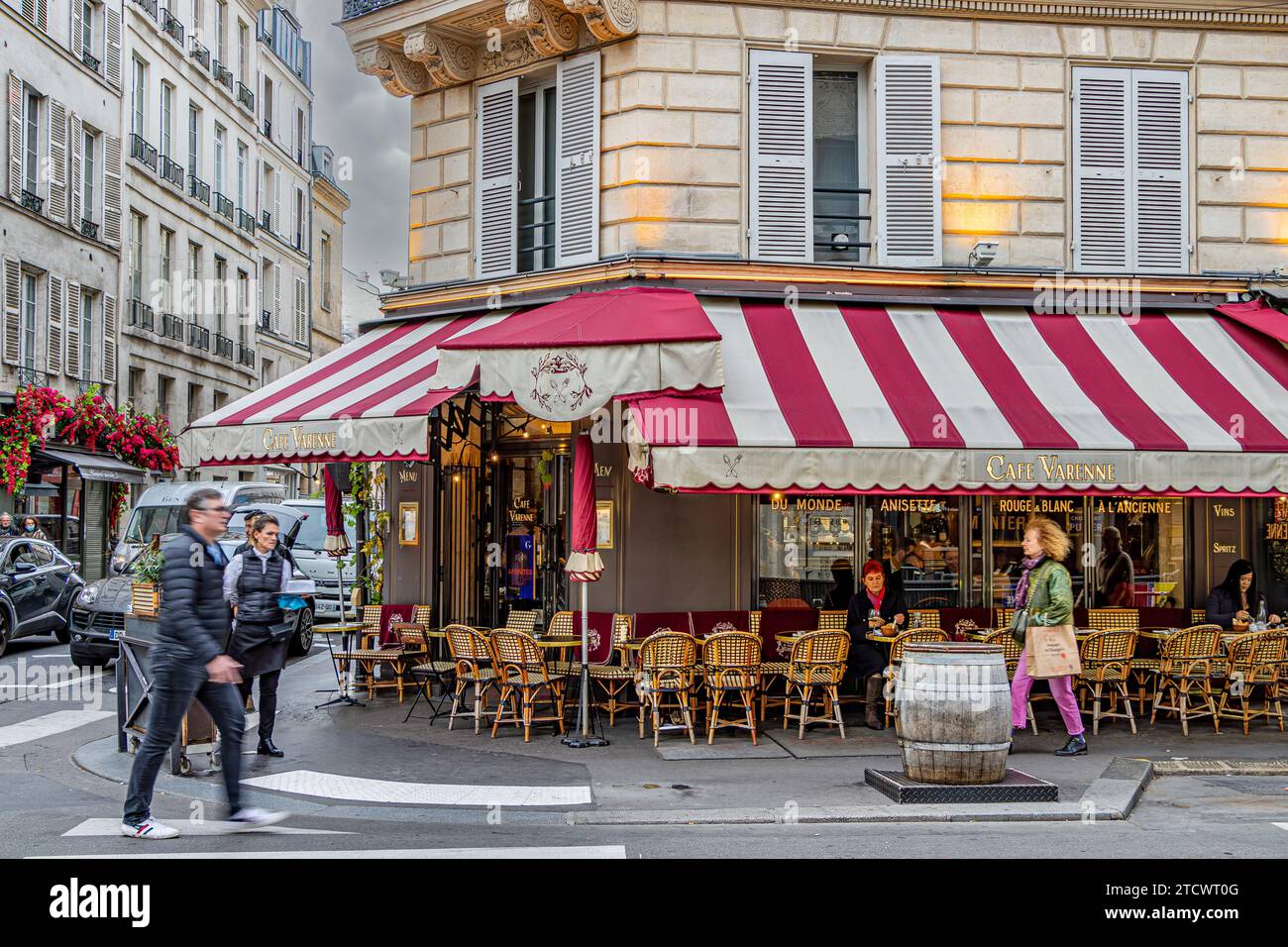 Persone sedute fuori sulla terrazza al Café Varenne, un ristorante, un caffè in Rue Du Bac nel 7° arrondissement di Parigi, Francia Foto Stock