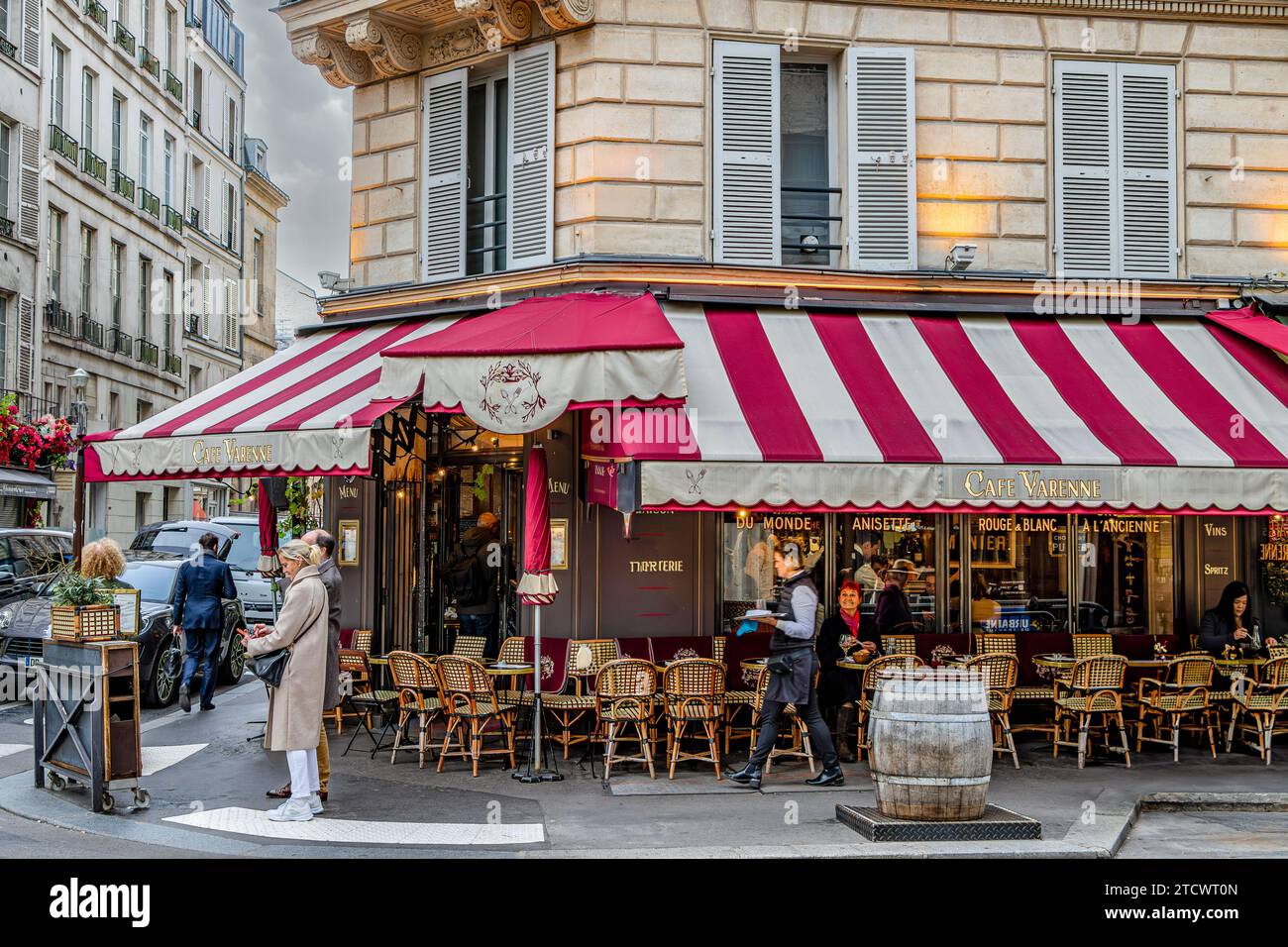 Persone sedute fuori sulla terrazza al Café Varenne, un ristorante, un caffè in Rue Du Bac nel 7° arrondissement di Parigi, Francia Foto Stock