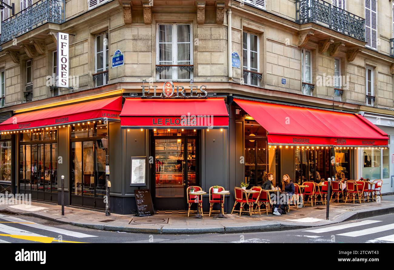 Persone sedute a un tavolo fuori sulla terrazza al le Florès, un ristorante francese, caffetteria in Rue Du bac nel 7° arrondissemnt di Parigi, Francia Foto Stock