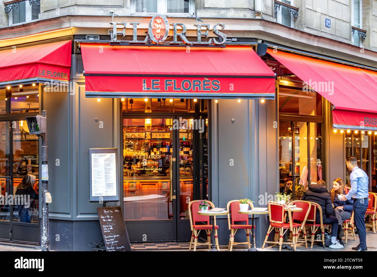 Persone sedute a un tavolo fuori sulla terrazza al le Florès, un ristorante francese, caffetteria in Rue Du bac nel 7° arrondissemnt di Parigi, Francia Foto Stock