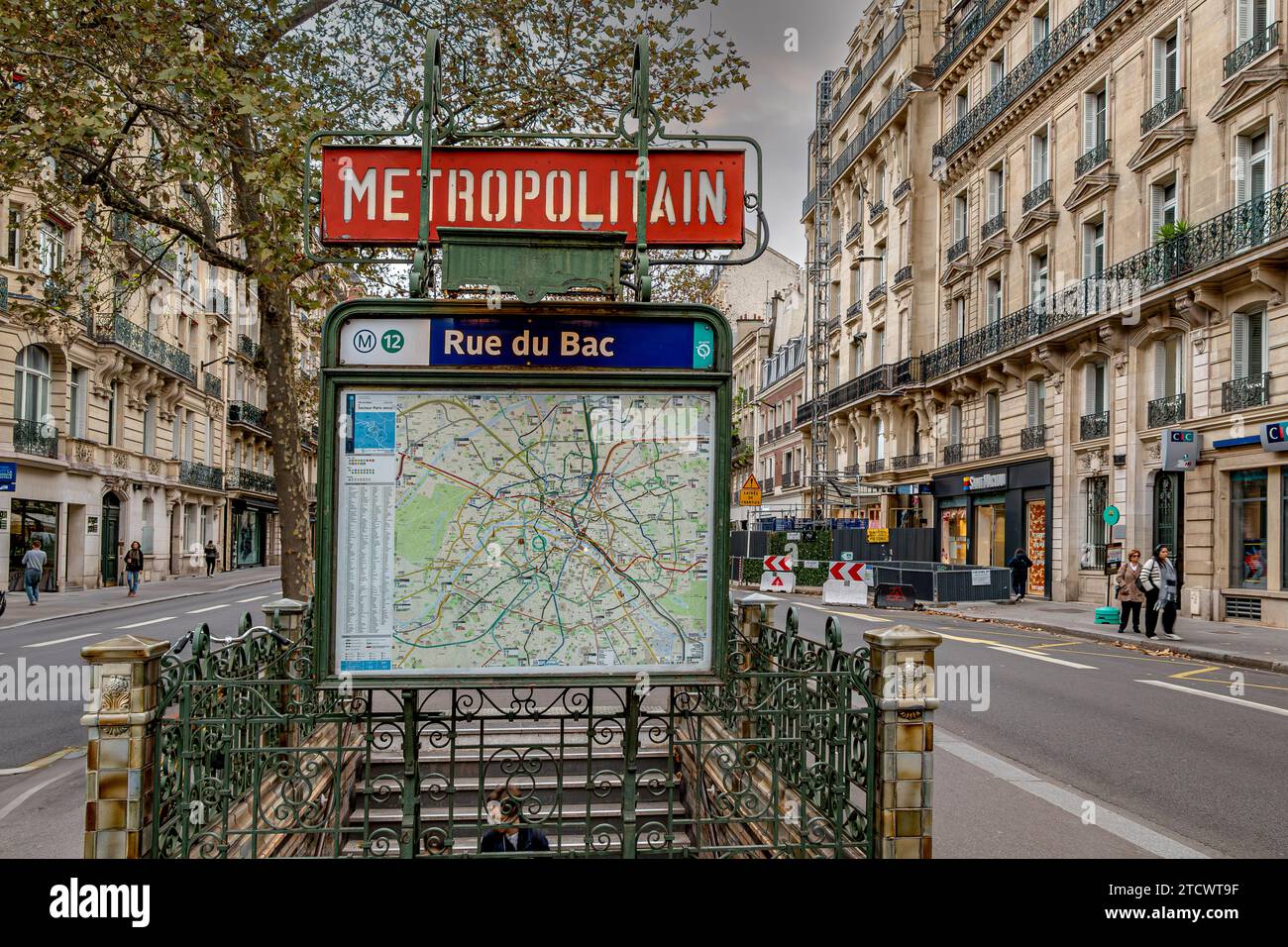 L'ingresso alla stazione della metropolitana di Ru Du Bac su Boulevard Raspail nel 7° arrondissement di Parigi, Francia Foto Stock