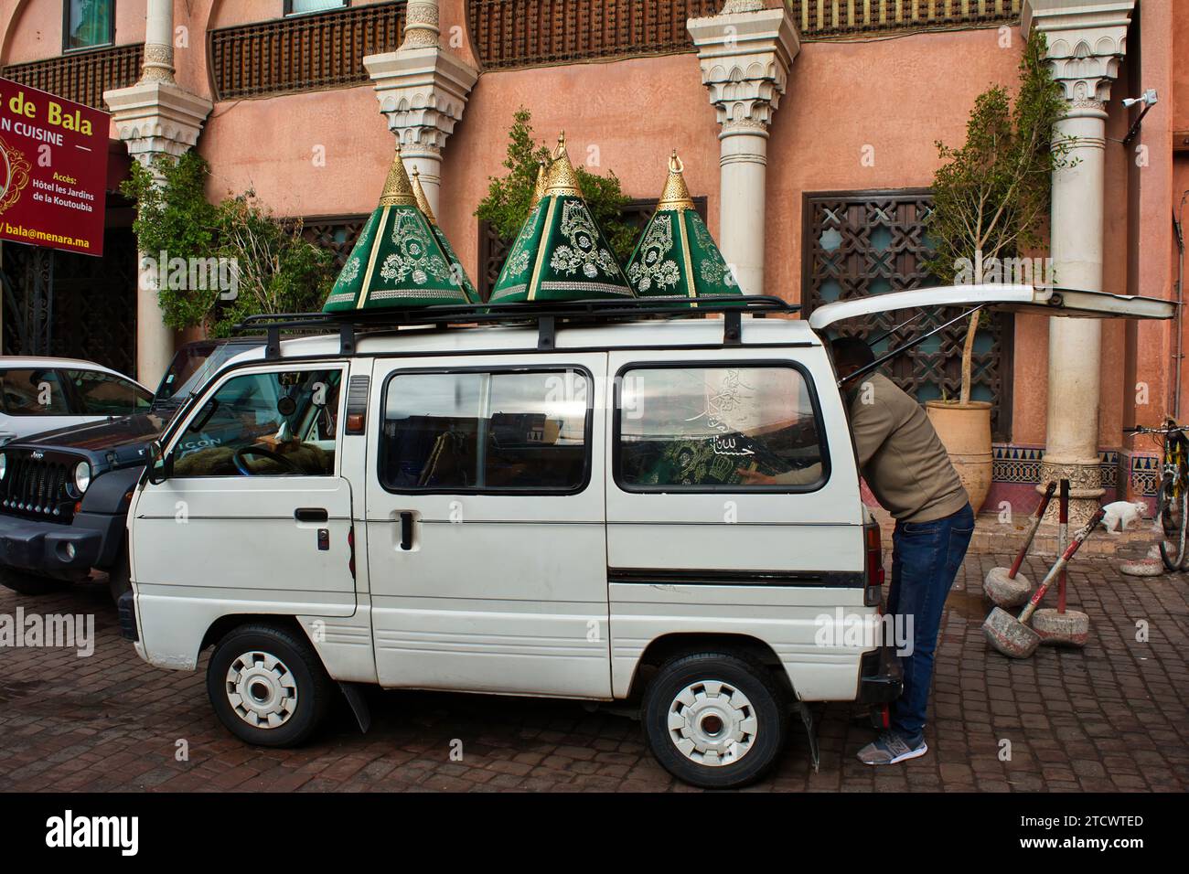 Mini Van - Daewoo molto pratico nelle strade strette di Marrakech, Marocco Foto Stock