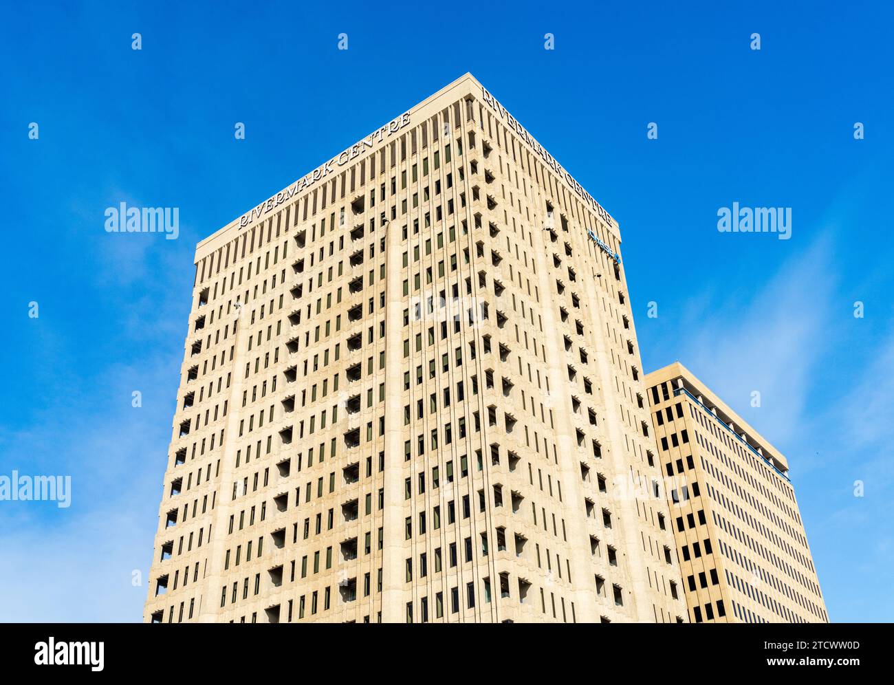 Baton Rouge, LOUISIANA - 27 ottobre 2023: Il Rivermark Centre è stato convertito da uffici ad appartamenti residenziali nella capitale dello stato della Louisiana Foto Stock