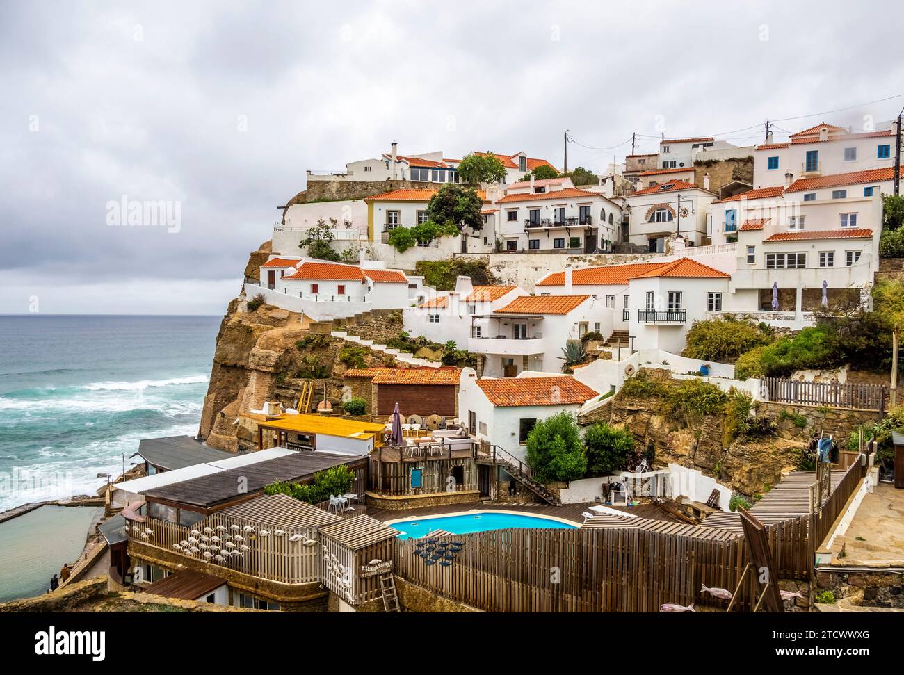 Villaggio dall'aspetto mediterraneo di Azenhas do Mar che significa "mulini ad acqua del mare" sulla costa atlantica nel comune di Sintra, Portogallo. Foto Stock