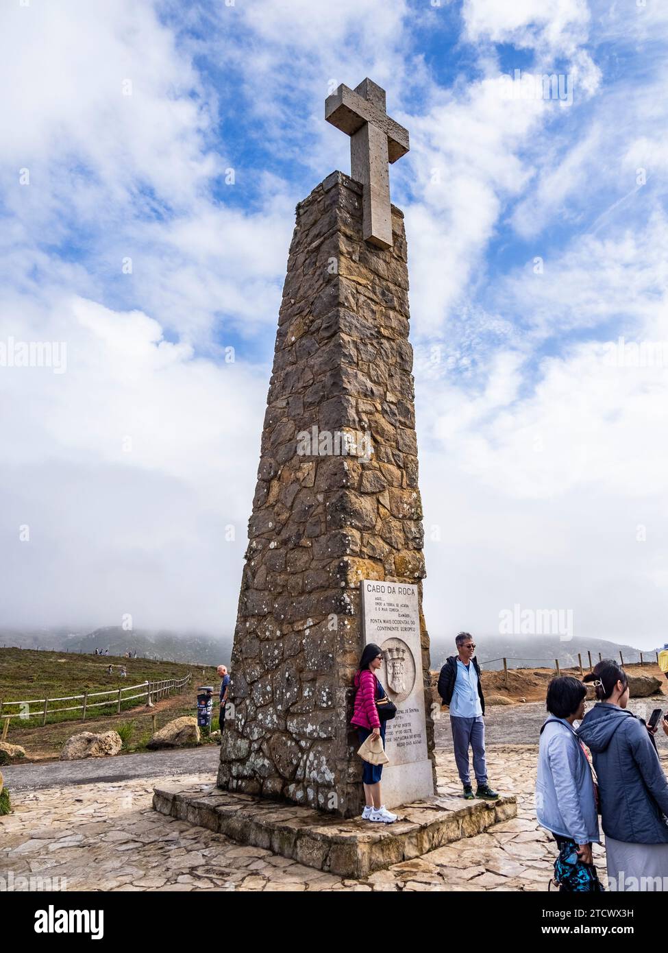Monumento di Cabo da Roca nel punto più occidentale dell'Europa continentale sulla costa dell'Oceano Atlantico del Portogallo Foto Stock