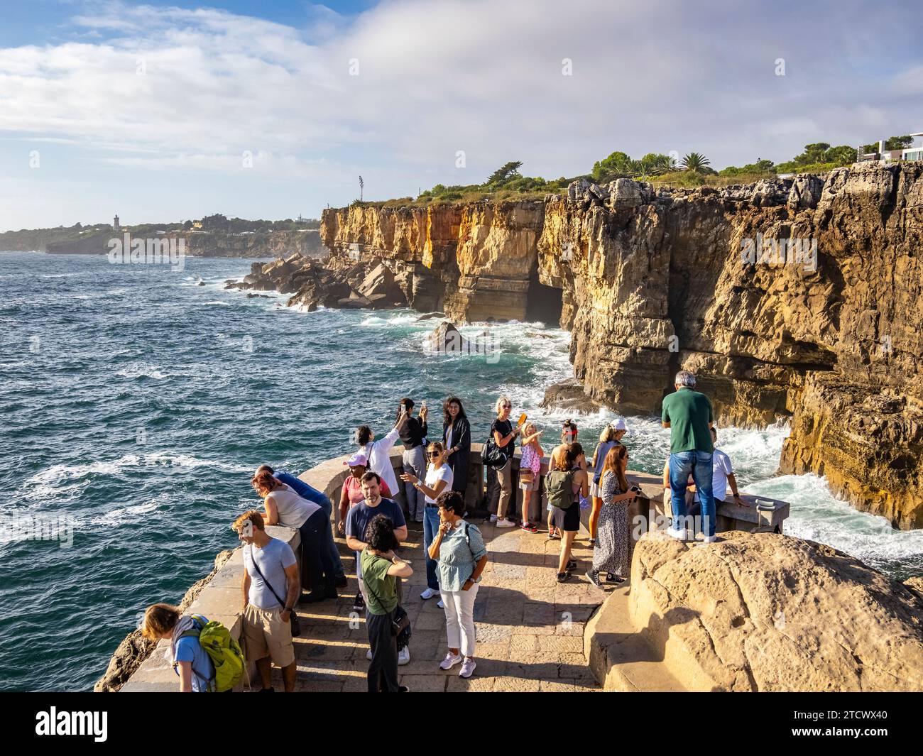 Punto panoramico a Boca do Inferno, che si traduce in "bocca dell'Inferno (o porta dell'Inferno) sulla costa atlantica a Cascais in Portogallo Foto Stock