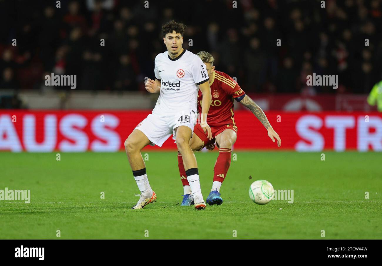 14.12.2023, Fussball UEFA Europa Conference League, Aberdeen FC - Eintracht Frankfurt, emonline, emspor, v.l., Nacho Ferri (Eintracht Frankfurt), Angus MacDonald (Aberdeen FC) LE NORMATIVE DFL/DFB VIETANO QUALSIASI USO DI FOTOGRAFIE COME SEQUENZE DI IMMAGINI E/O QUASI-VIDEO. Credito xdcx: Alleanza dpa Picture/Alamy Live News Foto Stock